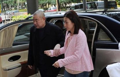 劉鑾雄攜甘比現(xiàn)身破剛分家產(chǎn)就傳出死訊謠言